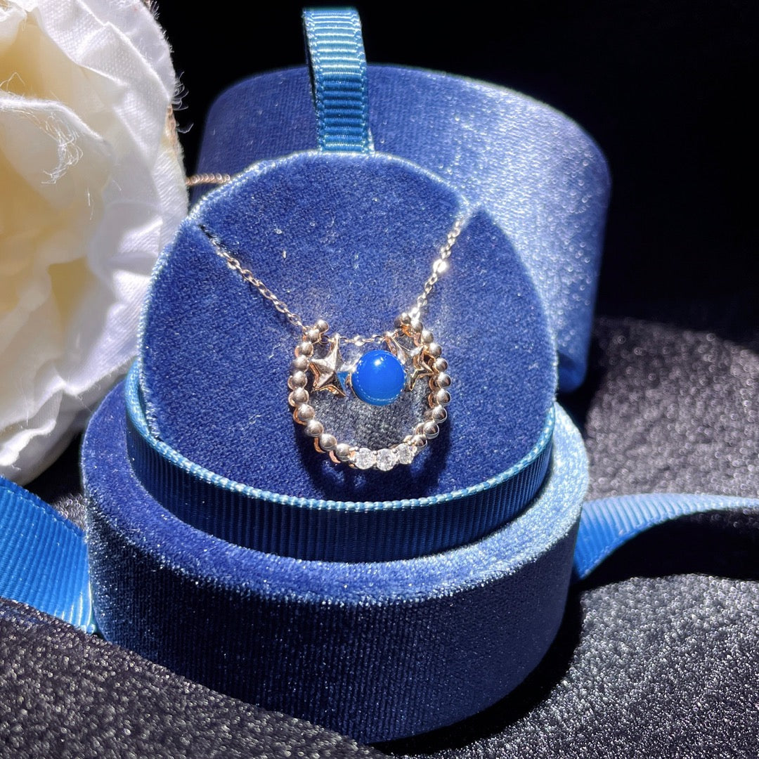 शरद ऋतु में वसंत की गूंज: 18K गोल्ड एंबेडेड डोमिनिकन ब्लू एम्बर पेंडेंट - उत्तम आभूषण