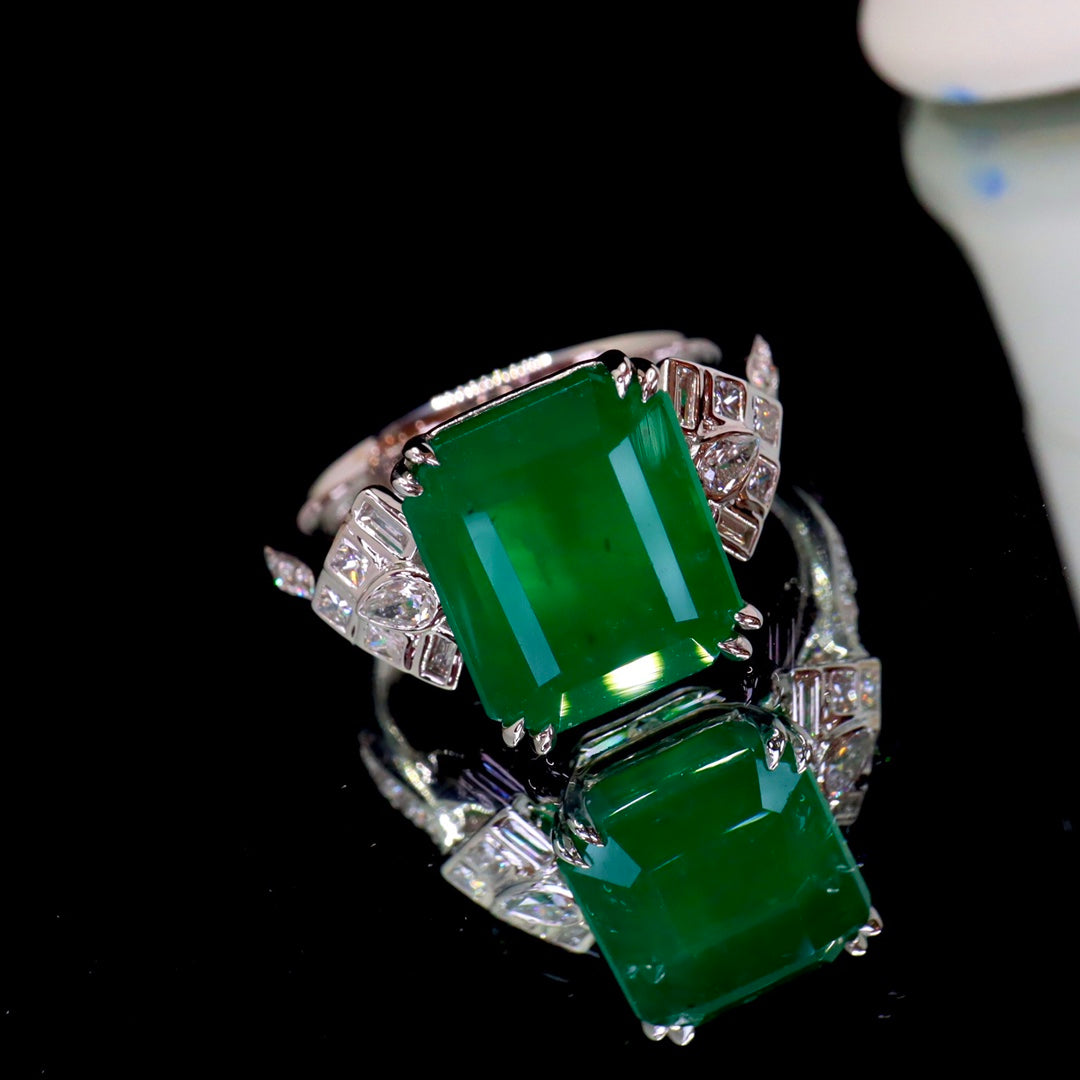 Elegant Vintage Emerald Ring - A Timeless Piece of Jewelry