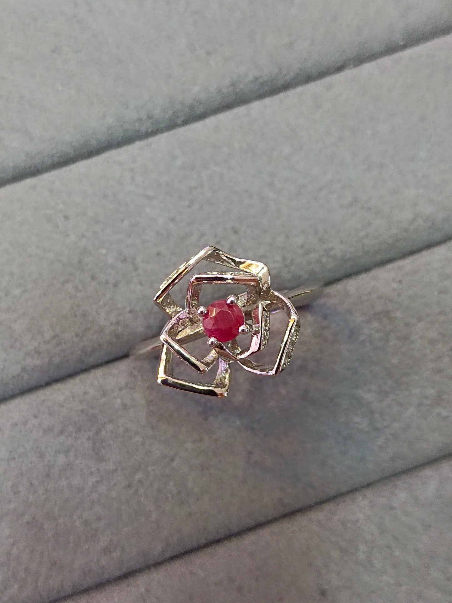 Anello ritagliato con rosa rubino realizzato in argento S925 - Design di gioiello unico