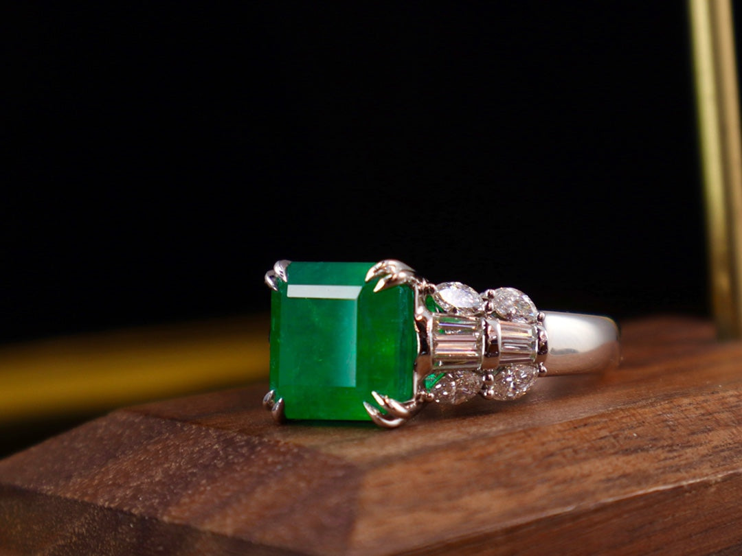 Anello con smeraldo - Gioiello classico verde vivido
