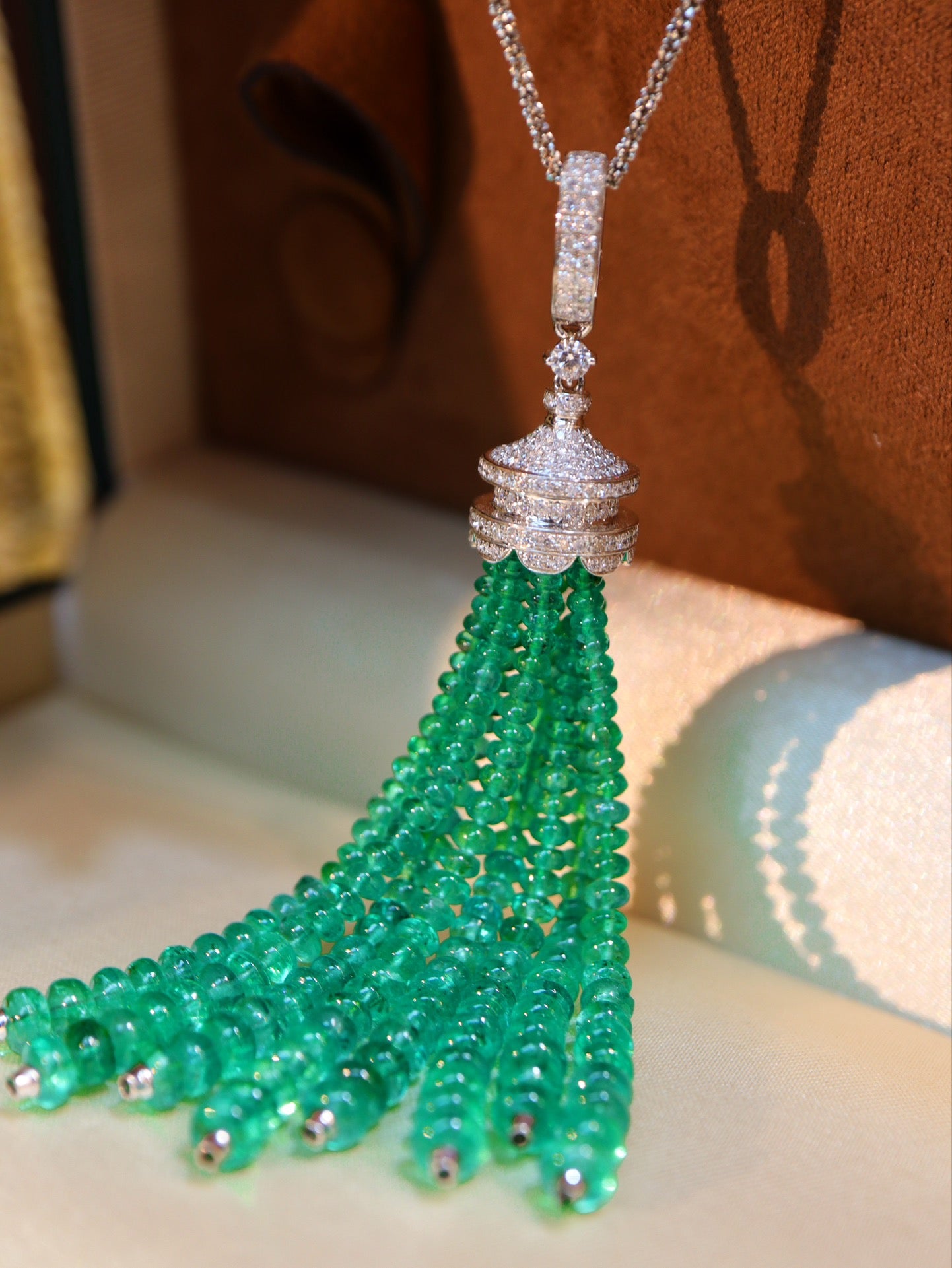 Emerald Green Bead Pendant Jewelry - Elegant and Versatile Choice