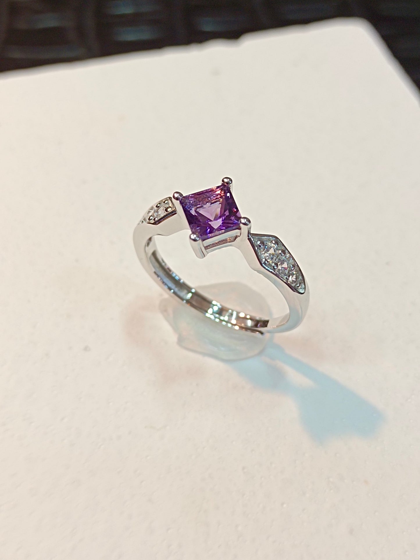 Eleganter quadratischer Ring aus violettem Amethyst aus S925-Sterlingsilber mit 18-karätiger Goldverarbeitung
