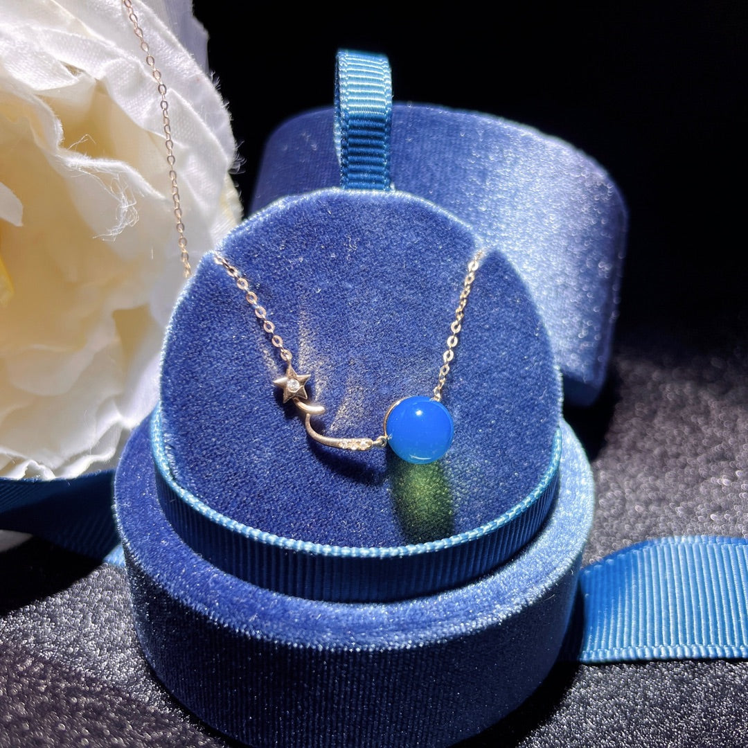 Zarif 18 Ayar Altın Gömülü Dominik Mavisi Kehribar Kolye - Bir Takı Başyapıtı