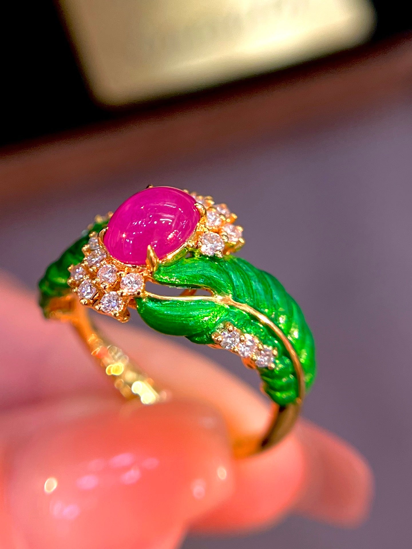 Inel rafinat cu rubin din Myanmar din aur de 18k cu accente de diamant - Bijuterii pentru eleganță