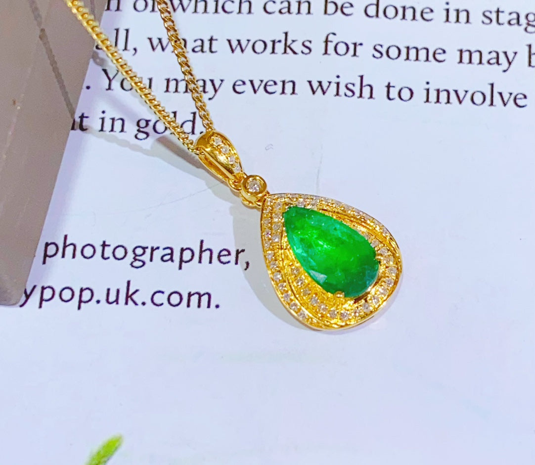 Elegant Water Drop Shaped 18K Gold Embedded Natural Emerald Pendant Jewelry