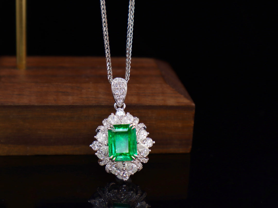Smaragd hanger sieraden: levendige groene glazige edelsteen