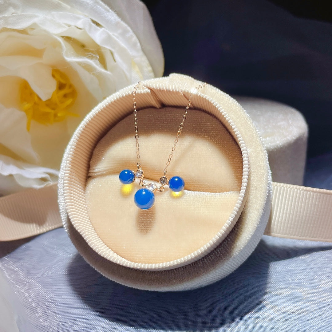 Nowość: Wisior z 18-karatowego złota z osadzonym niebieskim bursztynem dominikańskim - biżuteria z romantycznego wszechświata