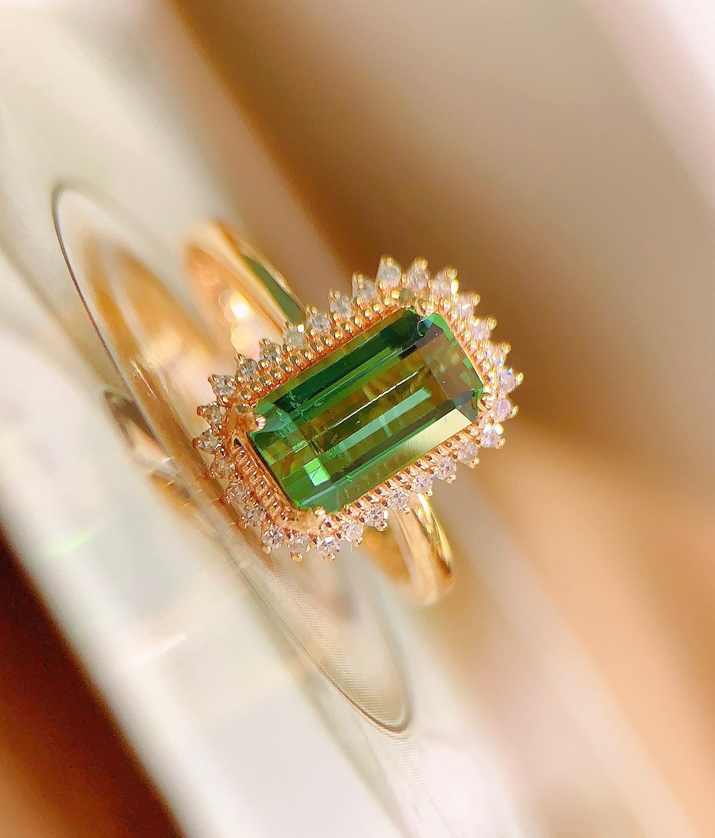 Exquisito anillo de turmalina verde: símbolo de vitalidad y elegancia