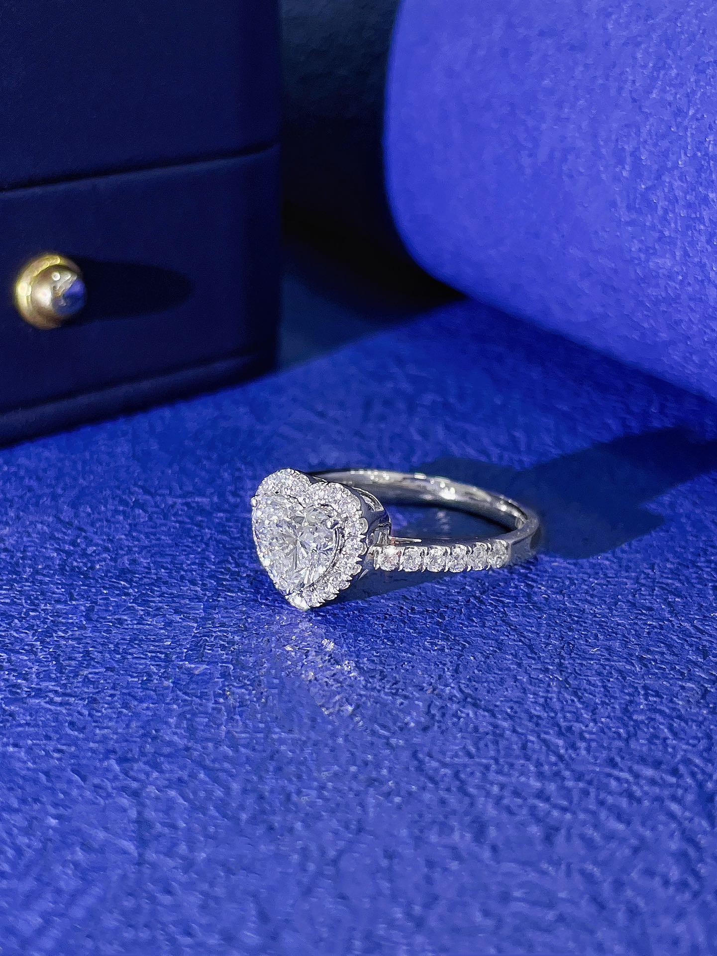 Gerader Armring aus 18-Karat-Pavé in Herzform mit Zuchtdiamant – Schmuckstück
