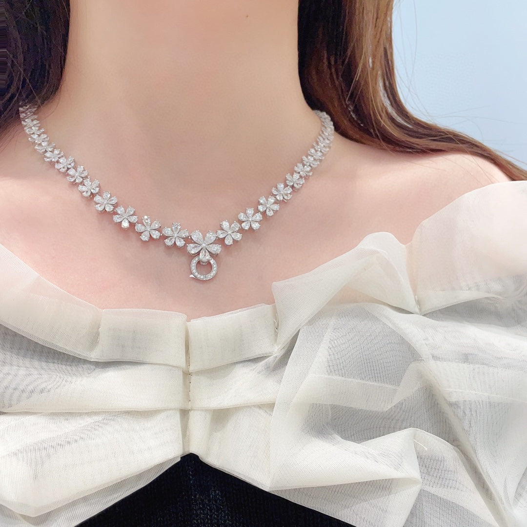 Vielseitige Anhänger-Halskette aus 18 Karat kultiviertem Fünf-Blumen-Farbverlauf mit Pavé-Fassung – Schmuckstein