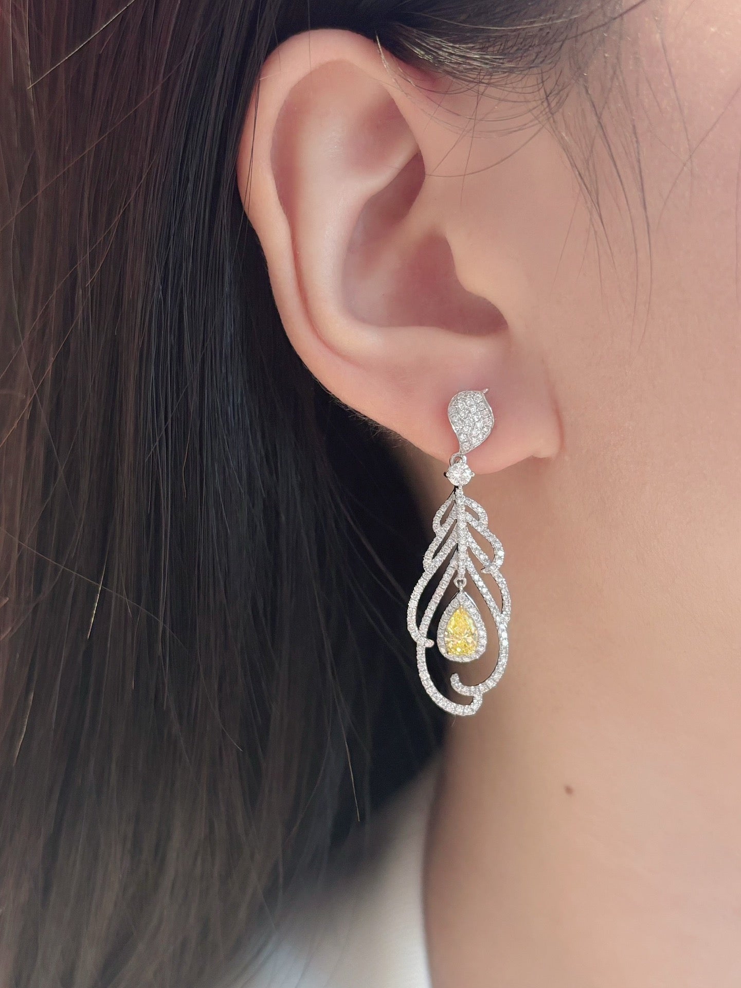 18 Ayar Sarı Altın Kültürlü Pırlanta Tüy Damla Küpe - Jewelry Delight