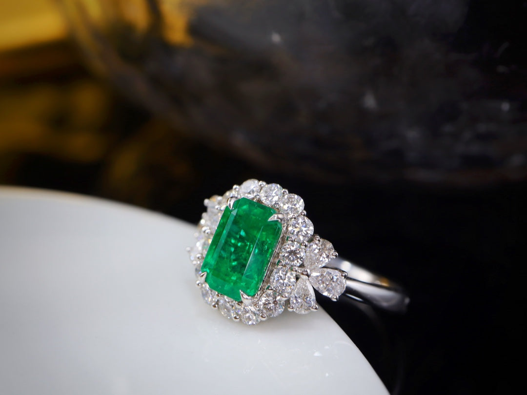 Anello con smeraldo: gioielli di lusso vetrosi, verde vivo