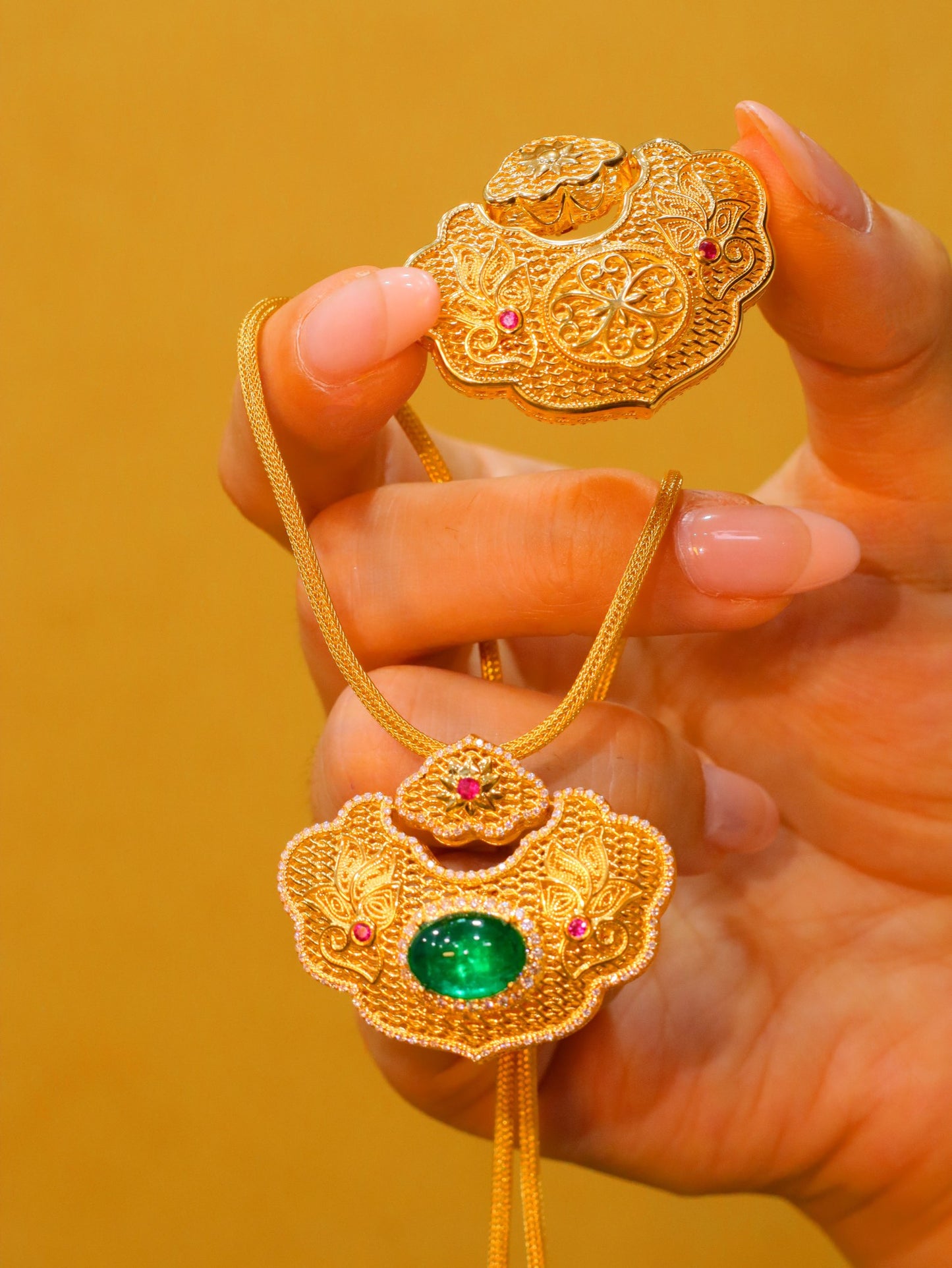 Colgante con cerradura de seguridad Ruyi - Joyería con dijes de esmeralda