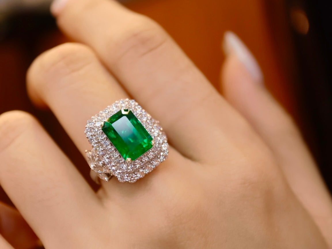 Anello con smeraldo verde vivido: gioielli di lusso di fascia alta