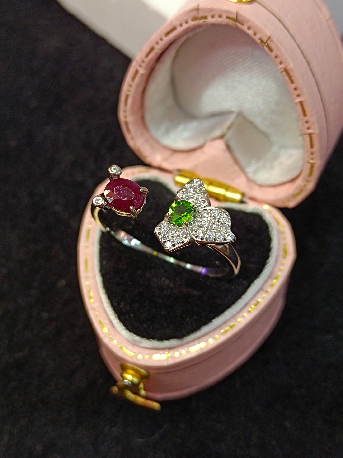 Elegante anello con rubino in argento S925: un gioiello senza tempo