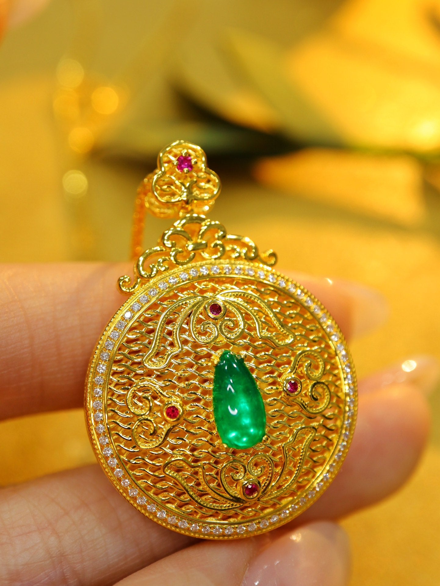 Emerald Pendant Jewelry: Ancient Gold Craftsmanship with Diamond Accent
