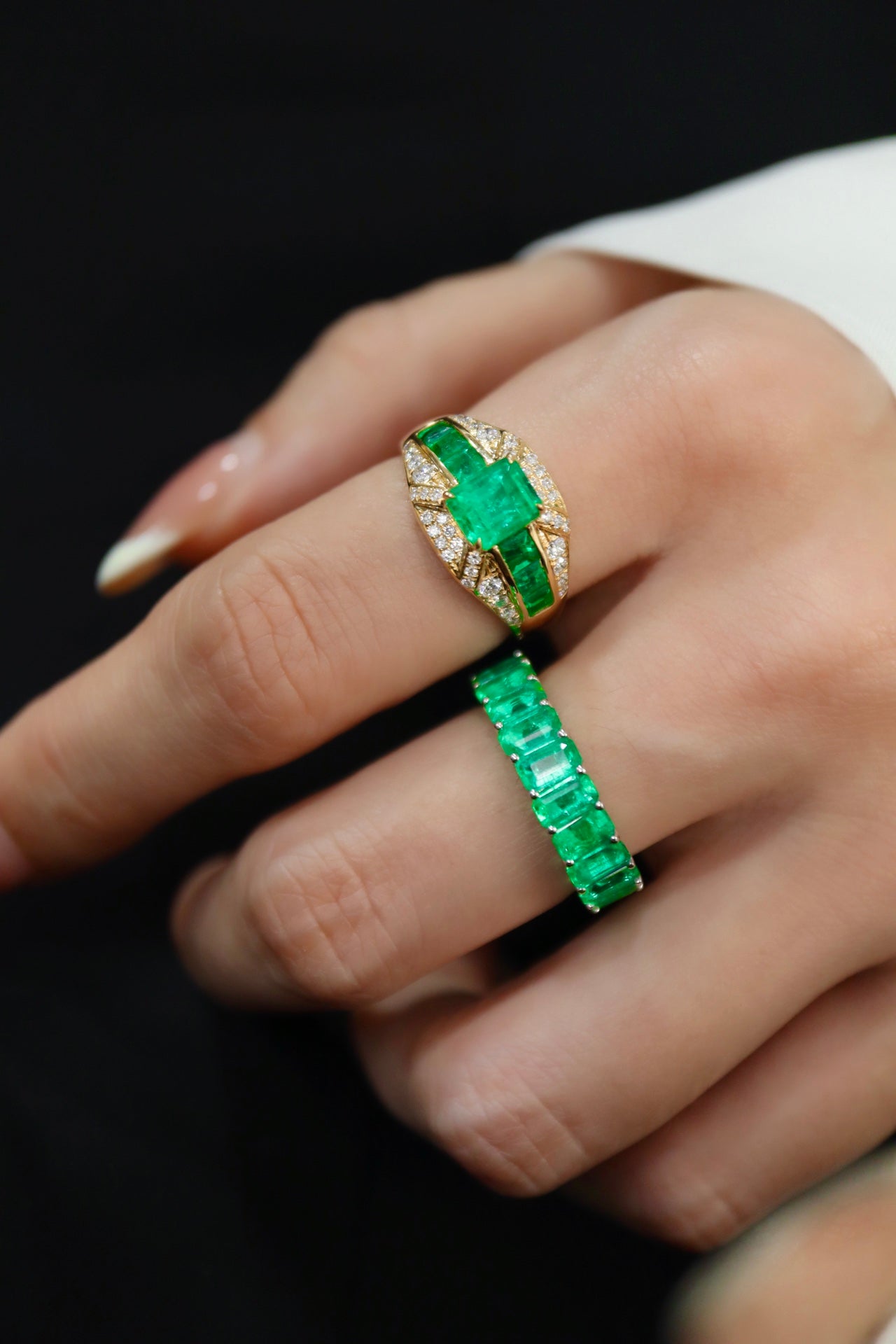 Anello con smeraldo in stile vintage: un gioiello di lusso