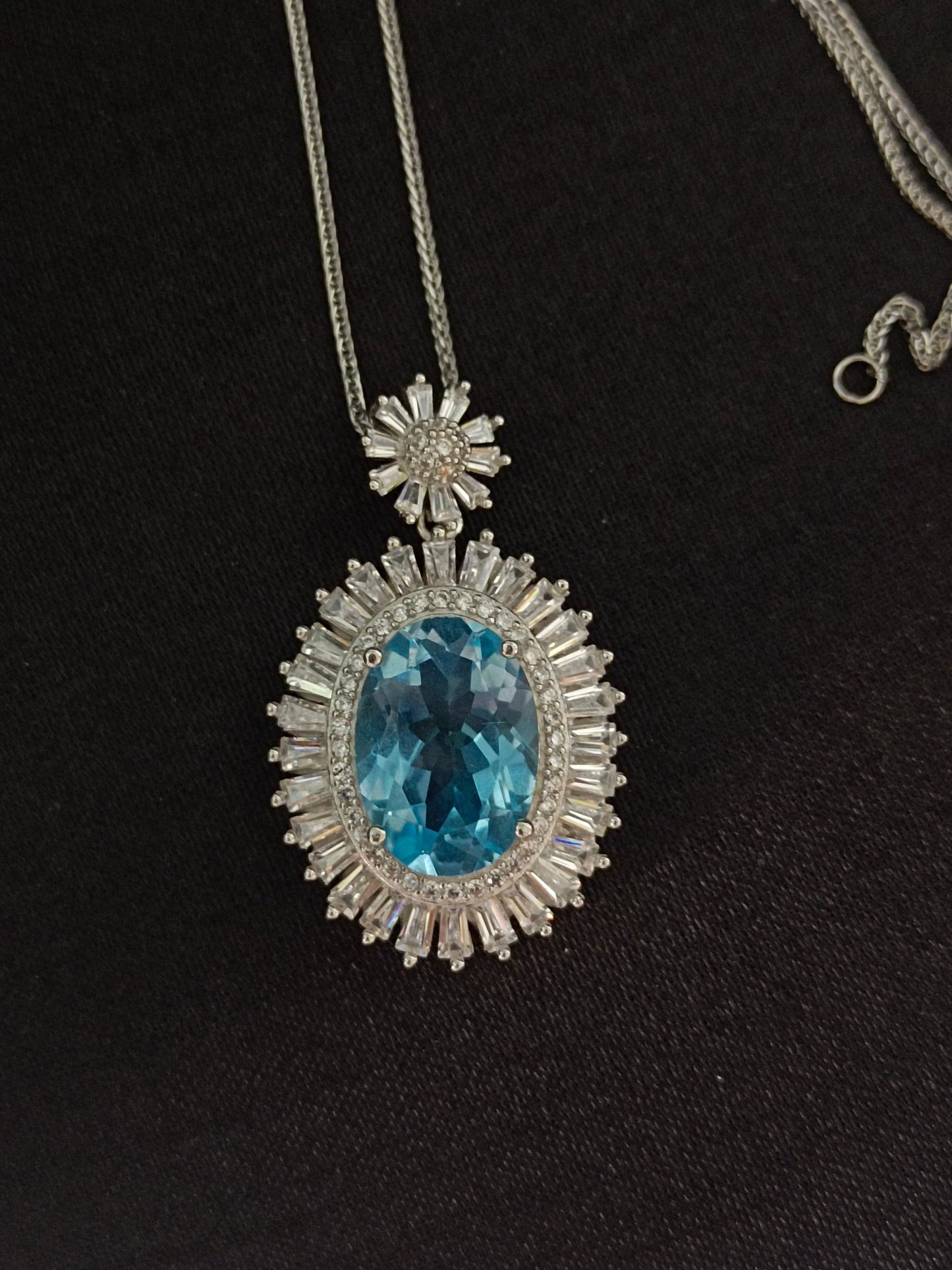 Prachtige natuurlijke Zwitserse blauwe topaas hanger sieraden