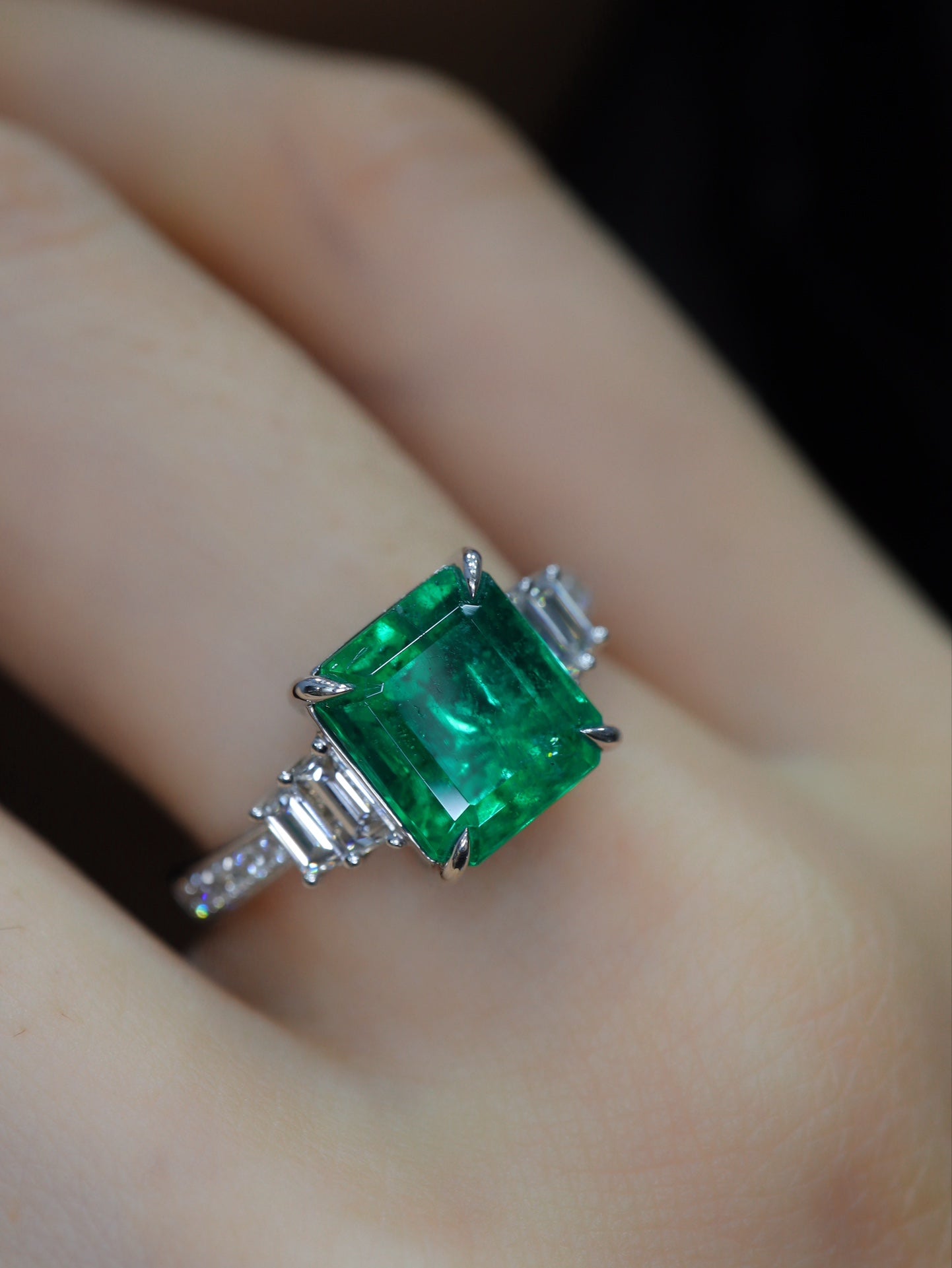 Anello con smeraldo - Gioiello verde brillante da indossare ogni giorno