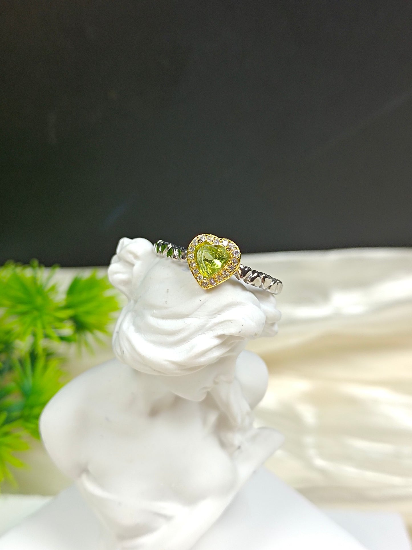 Elegante anello con peridoto a forma di cuore in argento S925 incorporato - Gioielleria di moda