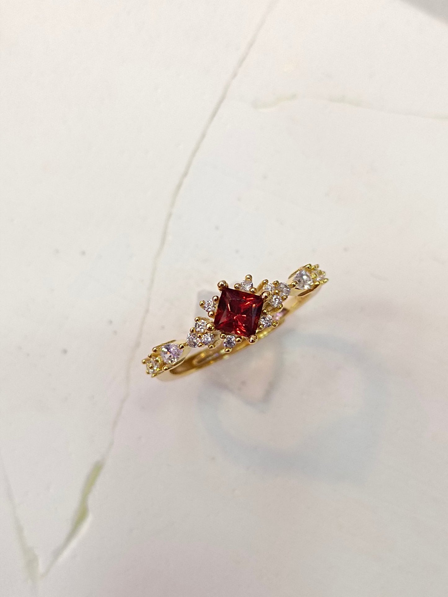 S925 Sølv Princess-Cut Granat Ring - Utsøkt smykkehåndverk