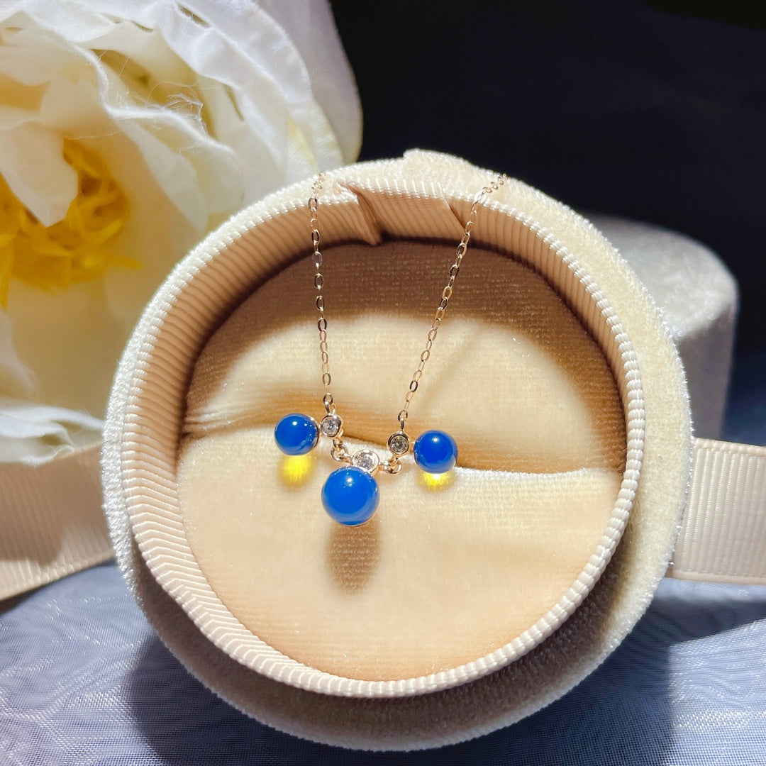 Nowość: Wisior z 18-karatowego złota z osadzonym niebieskim bursztynem dominikańskim - biżuteria z romantycznego wszechświata