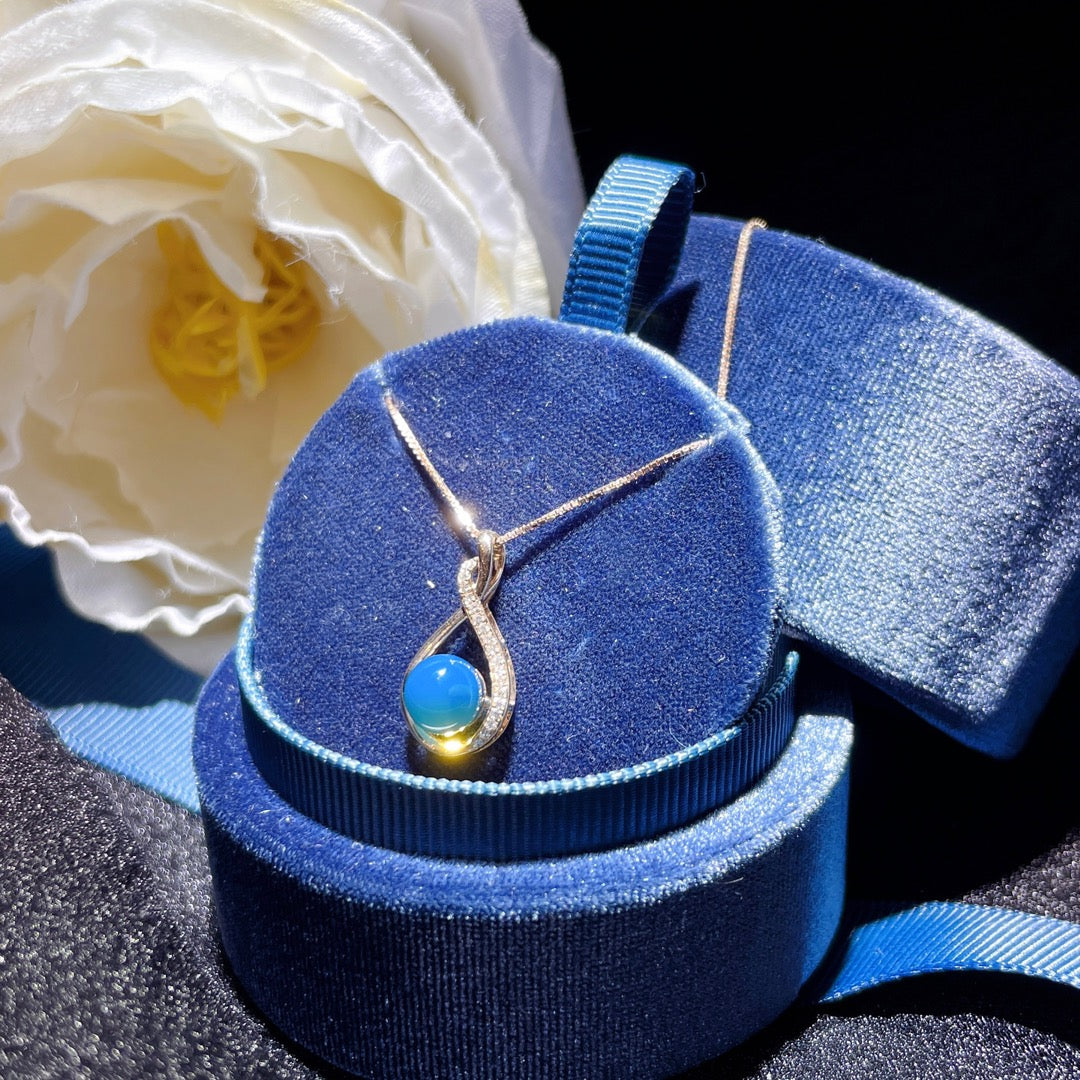 सुरुचिपूर्ण 18K गोल्ड एंबेडेड डोमिनिकन ब्लू एम्बर पेंडेंट - अद्वितीय आभूषण