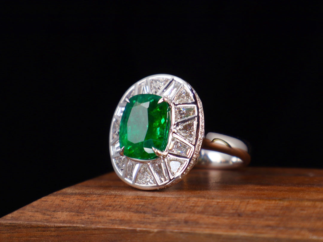 Anello con smeraldo: capolavoro di gioielleria verdeggiante di prima qualità