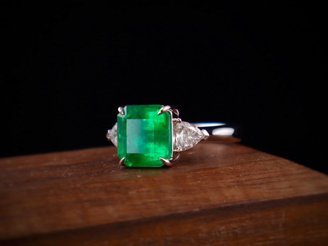 Anello con smeraldo - Gioiello della trilogia classica verde vivido da 3,79 ct