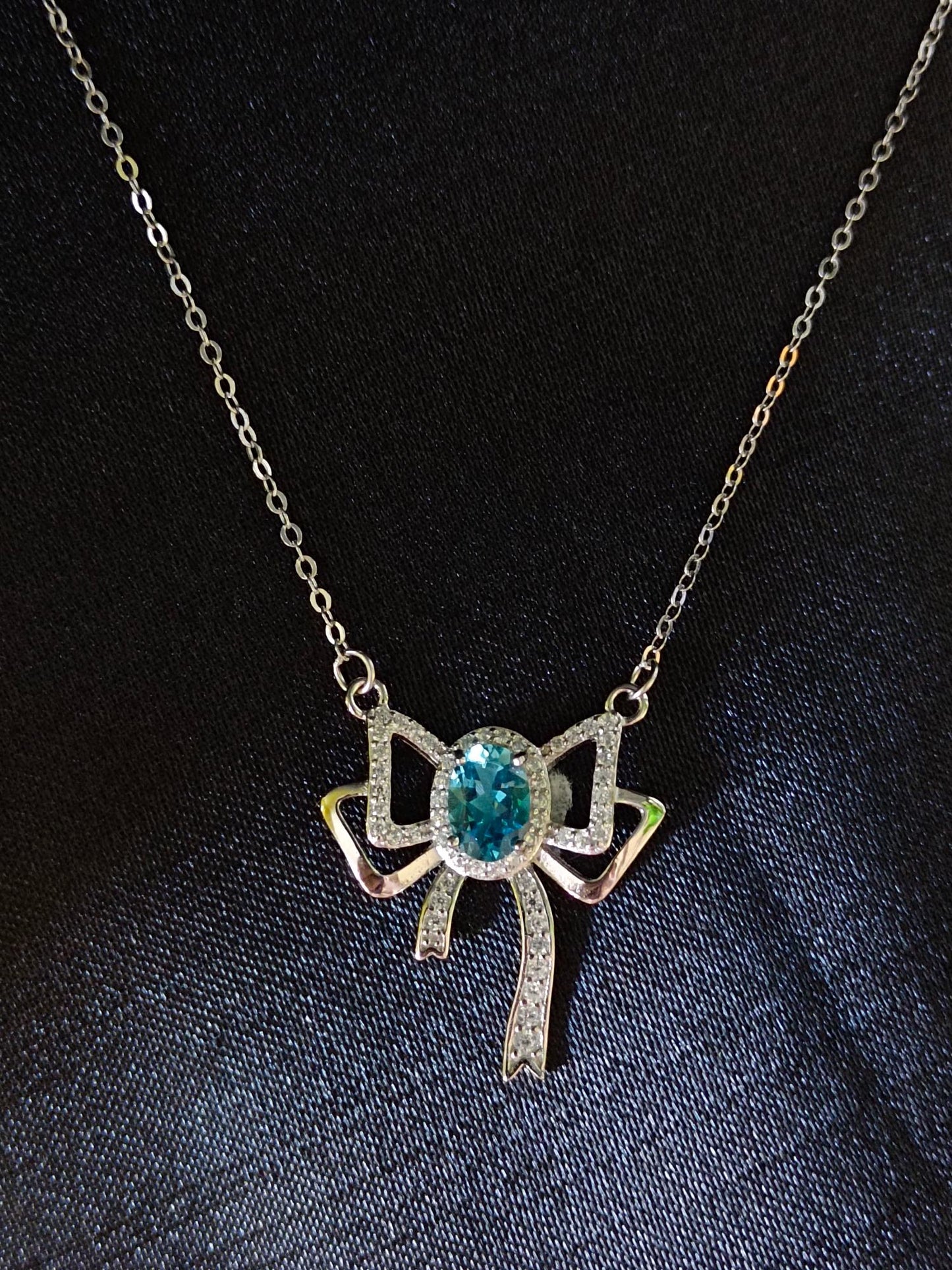 Splendida collana con fiocco in topazio naturale: una delizia per i gioielli