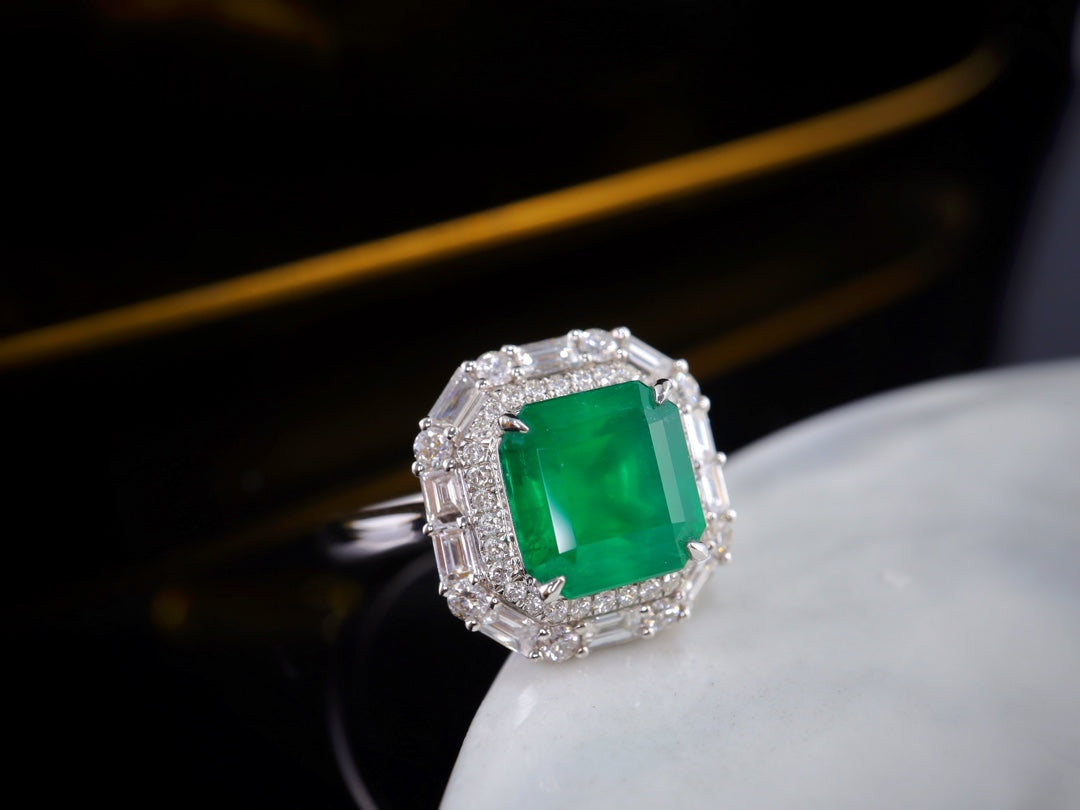 Smaragdring: Lebhaft grüner, klassischer Eleganzschmuck