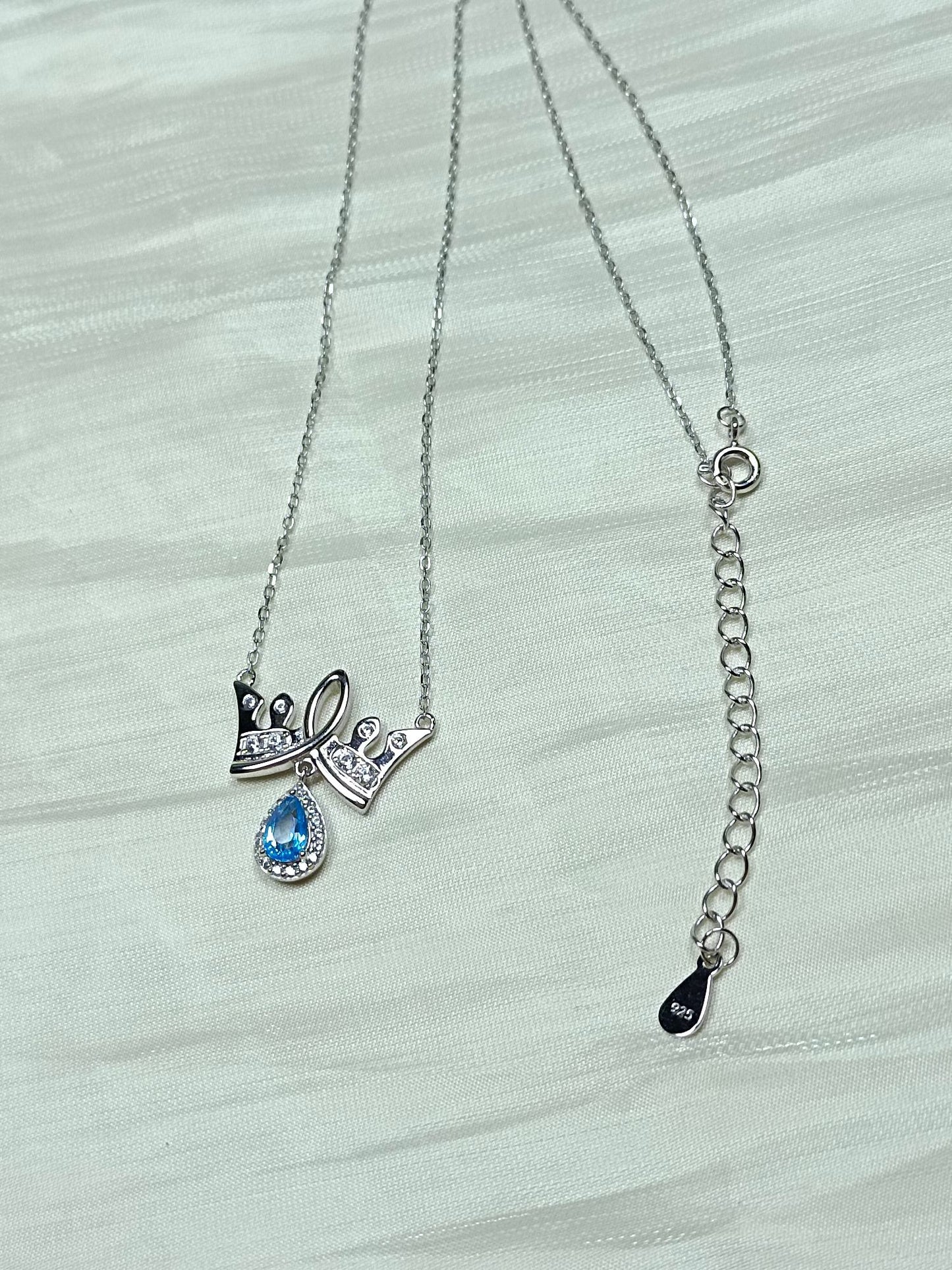 精致的 S925 纯银托帕石皇冠吊坠项链，采用 18K 金工艺精制而成 - The Escaped Princess Jewelry