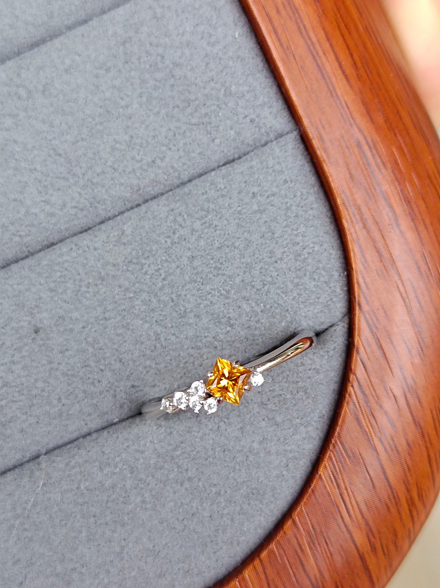 Splendido anello in cristallo giallo taglio principessa: gioielli squisiti