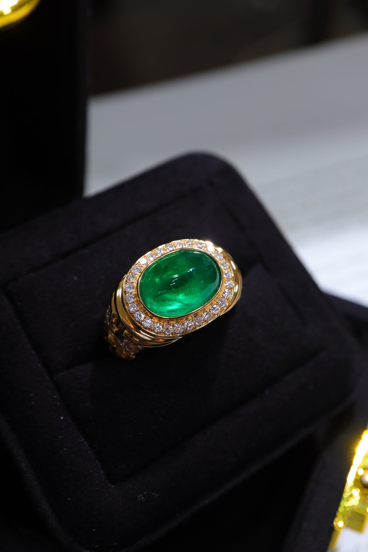 Smaragdgroene sieradenpracht: grote karaatssmaragdring met diamantaccent