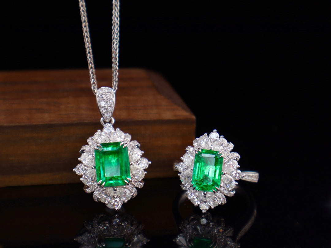 Smaragd hanger sieraden: levendige groene glazige edelsteen