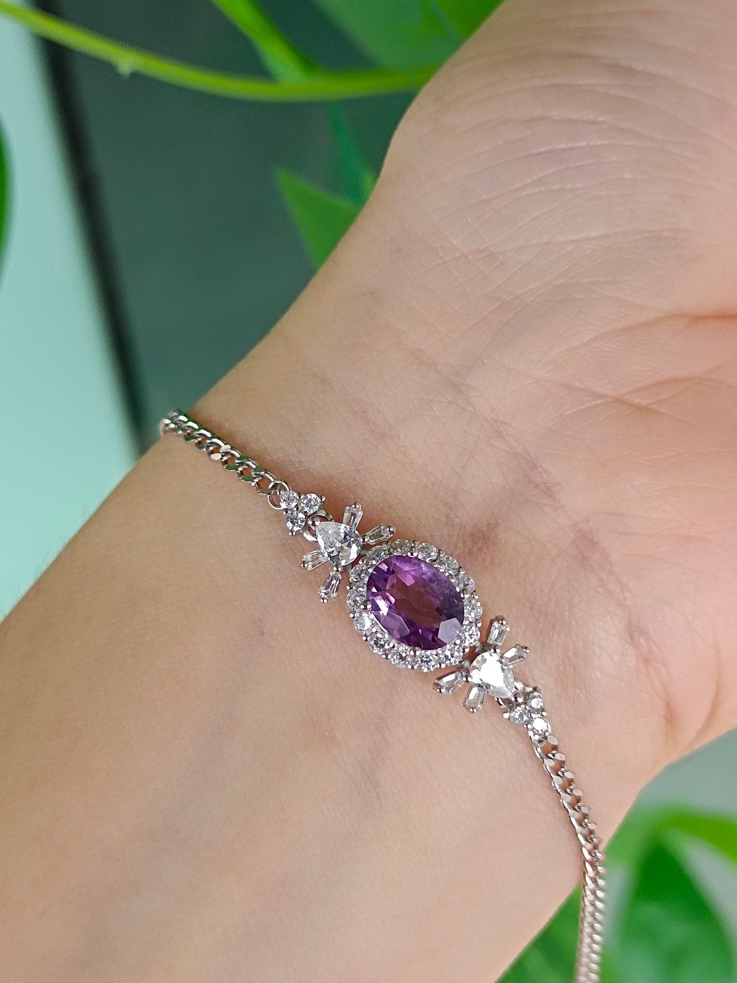 Elegante lilla krystallsmykker: naturlig ametystarmbånd