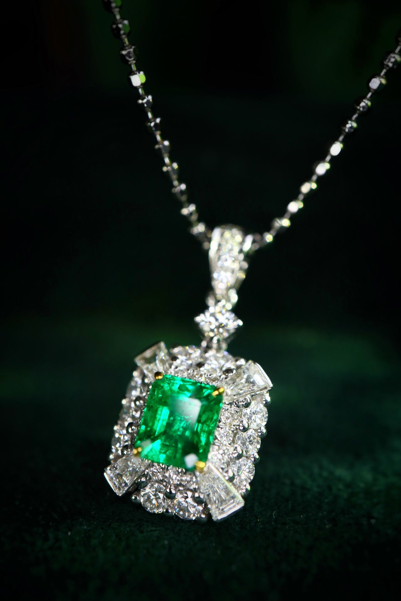 Colgante de esmeralda Panjshir: una pieza de joyería fascinante