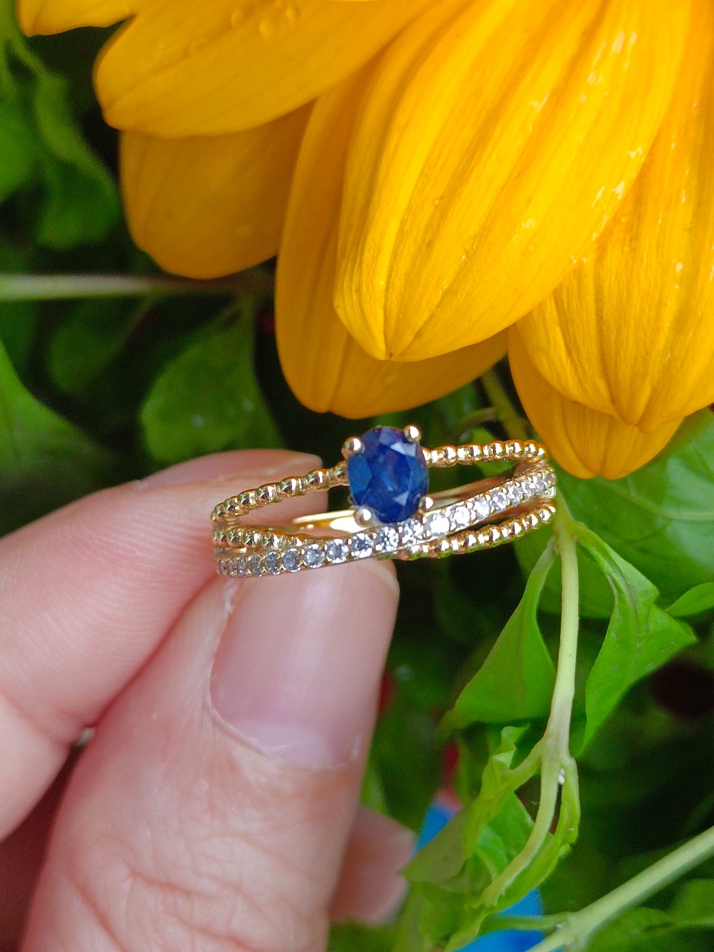 Anello con zaffiro naturale: un gioiello di intelletto, eleganza e saggezza