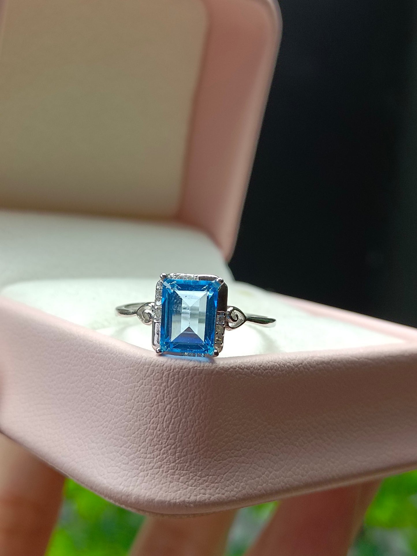 Exquisito anillo cuadrado de topacio azul suizo natural - Joyería fina