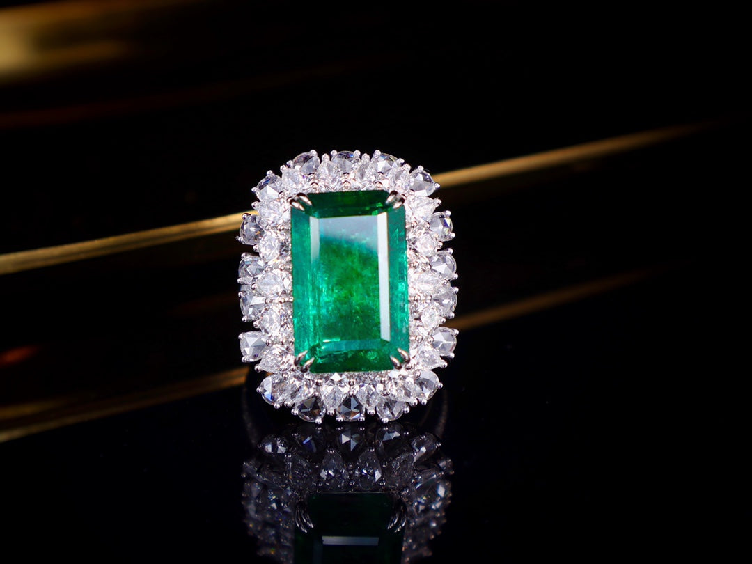 Emerald Ring Splendor: 9.58ct Grand Luxury Jewelry Piece