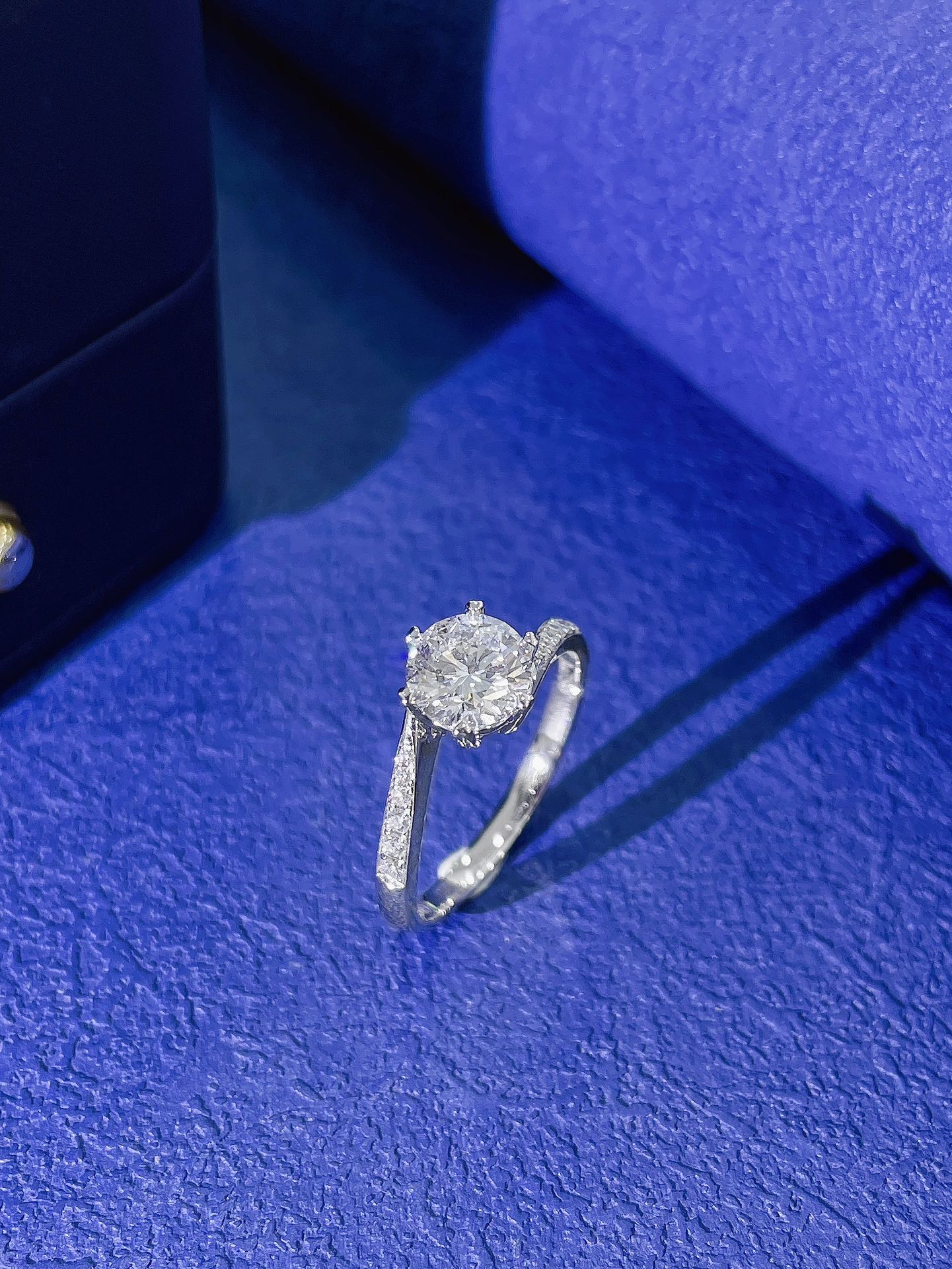 18K gekweekte ronde diamanten zes-polige gedraaide armring - premium sieraden