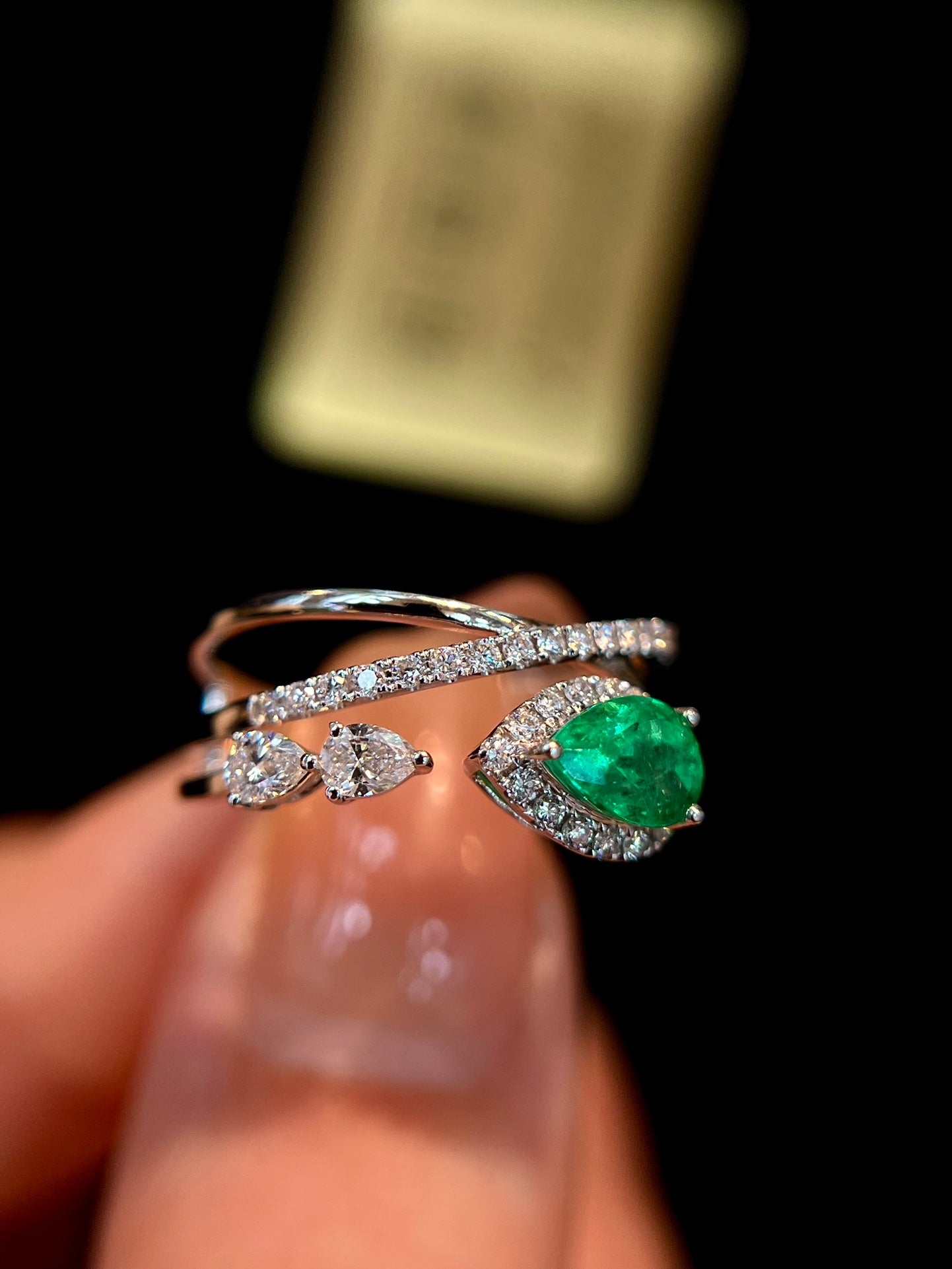 Inel elegant și captivant din aur de 18K cu smarald columbian cu diamante - o bijuterie obligatorie