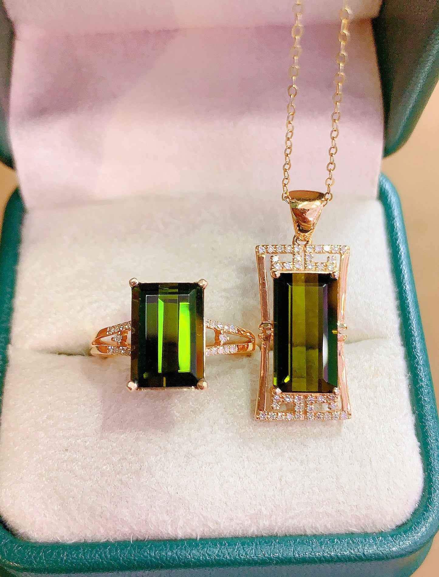 Exklusives Double 11-Schmuckset: 18 Karat Gold mit diamantbesetztem Bixbite-Ring und Anhänger