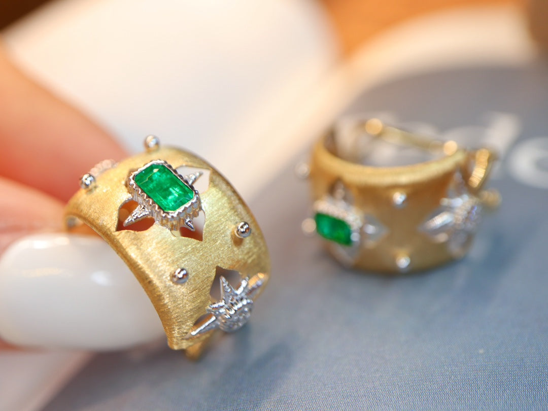 Joyería con clips para orejas de esmeralda estilo Buccellati