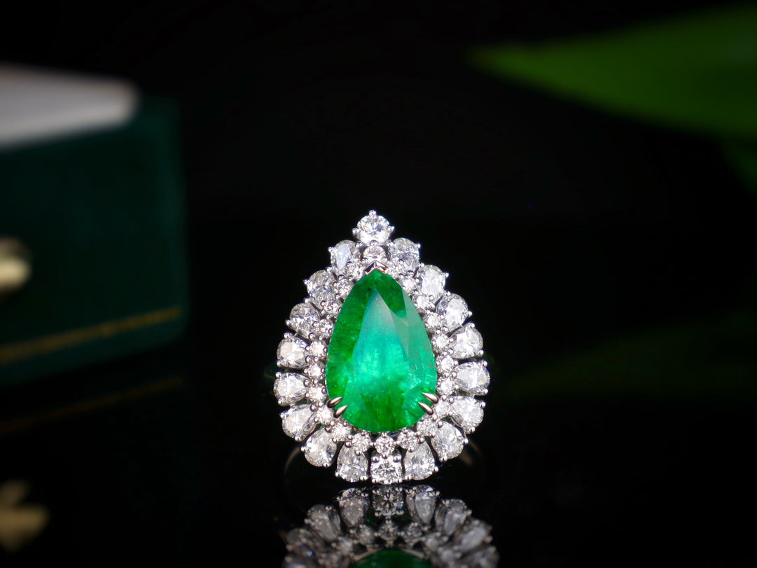 Anello con smeraldo - Gioielli con pietre preziose vetrose verde vivo