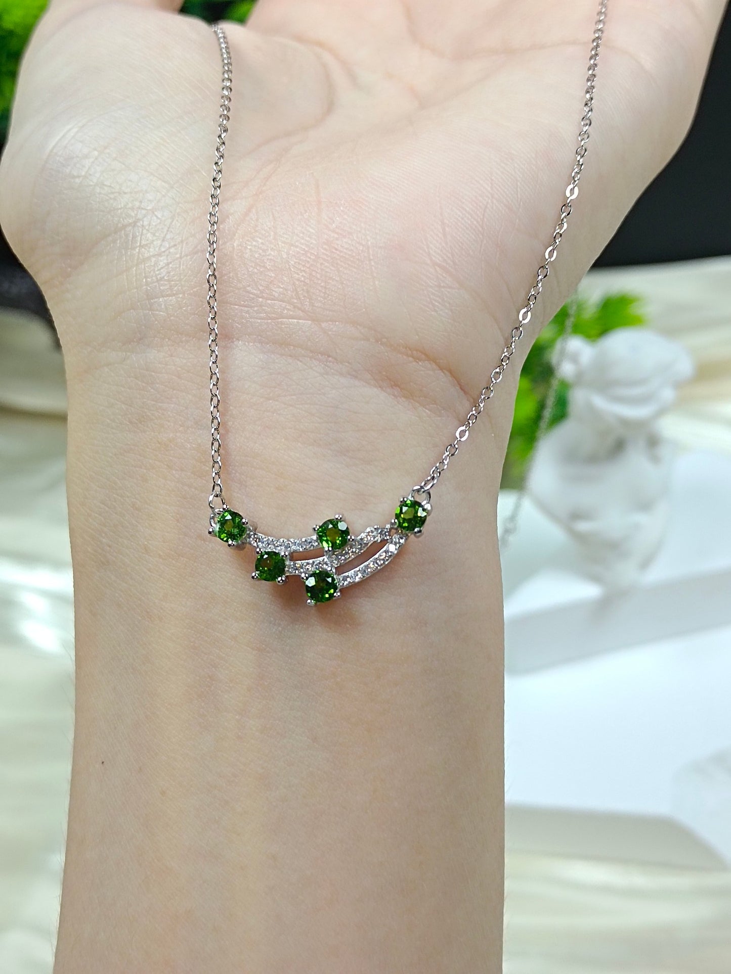Collana in diopside incastonato in argento S925 - Meteora abbagliante, catena delicata alla clavicola elegante e versatile