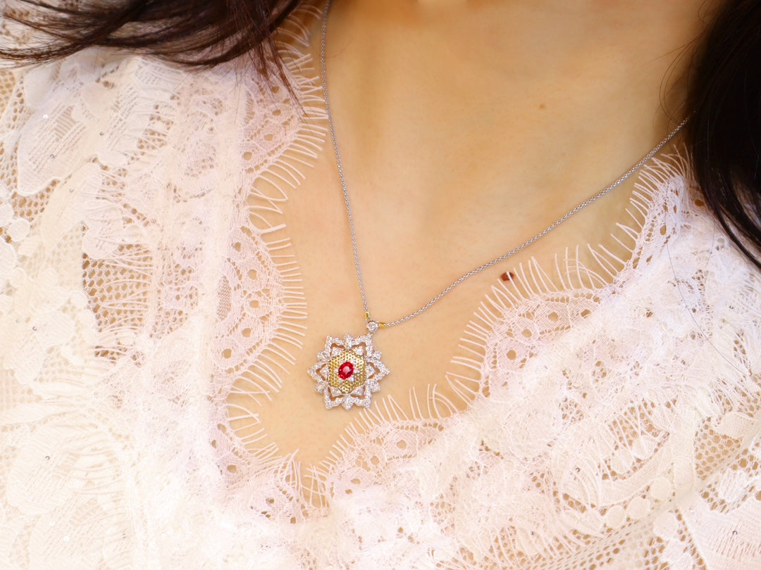 Joyería de elegancia italiana: collar de oro tallado estilo Buccellati con rubí sangre de paloma