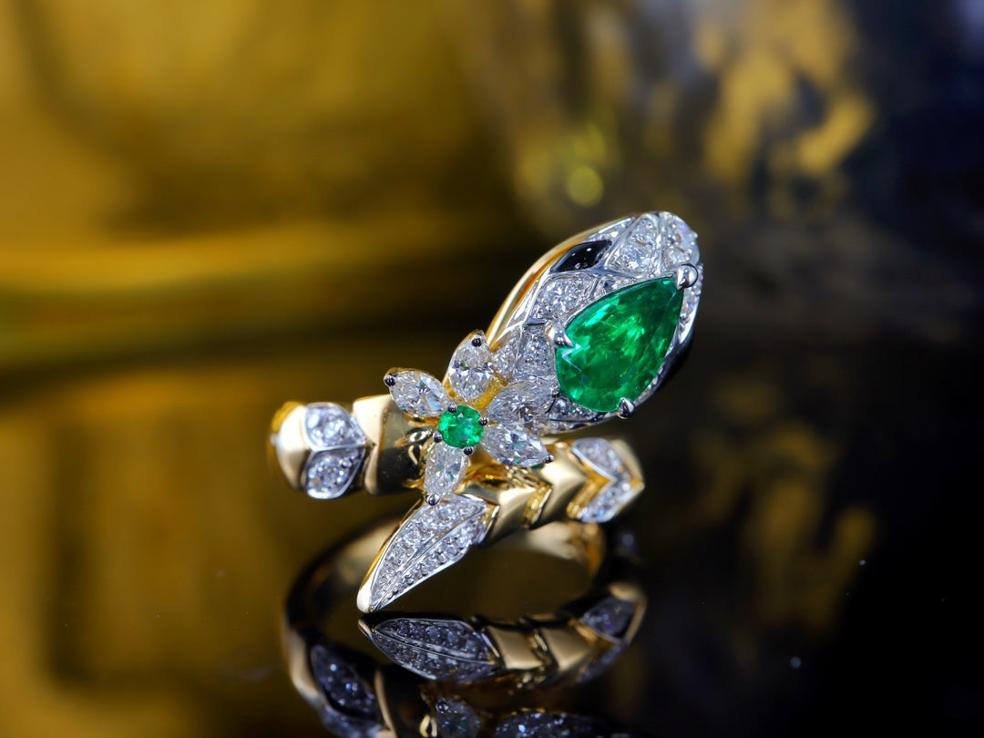 Smaragdring im Serpentinen-Design – ein mystisches und luxuriöses Schmuckstück