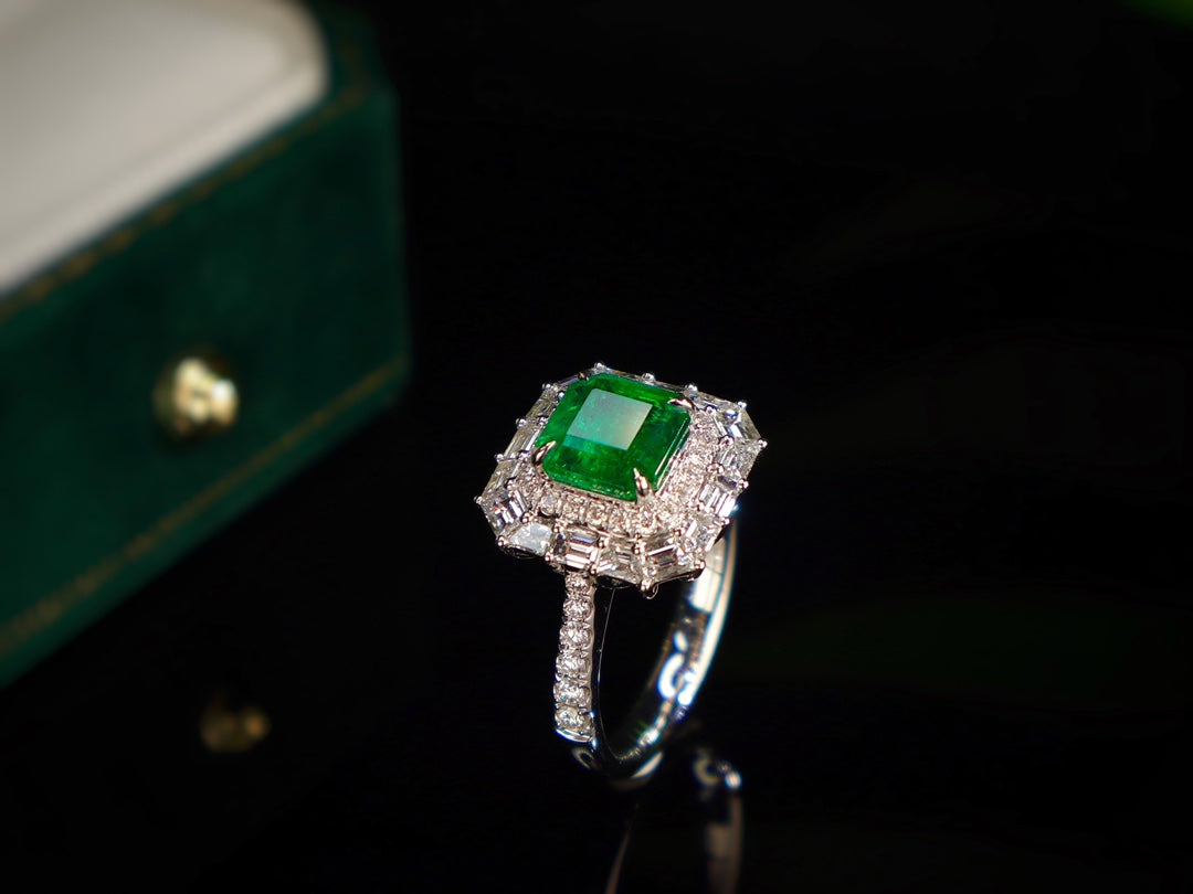 Anello con smeraldo: lussuoso gioiello verde vivido