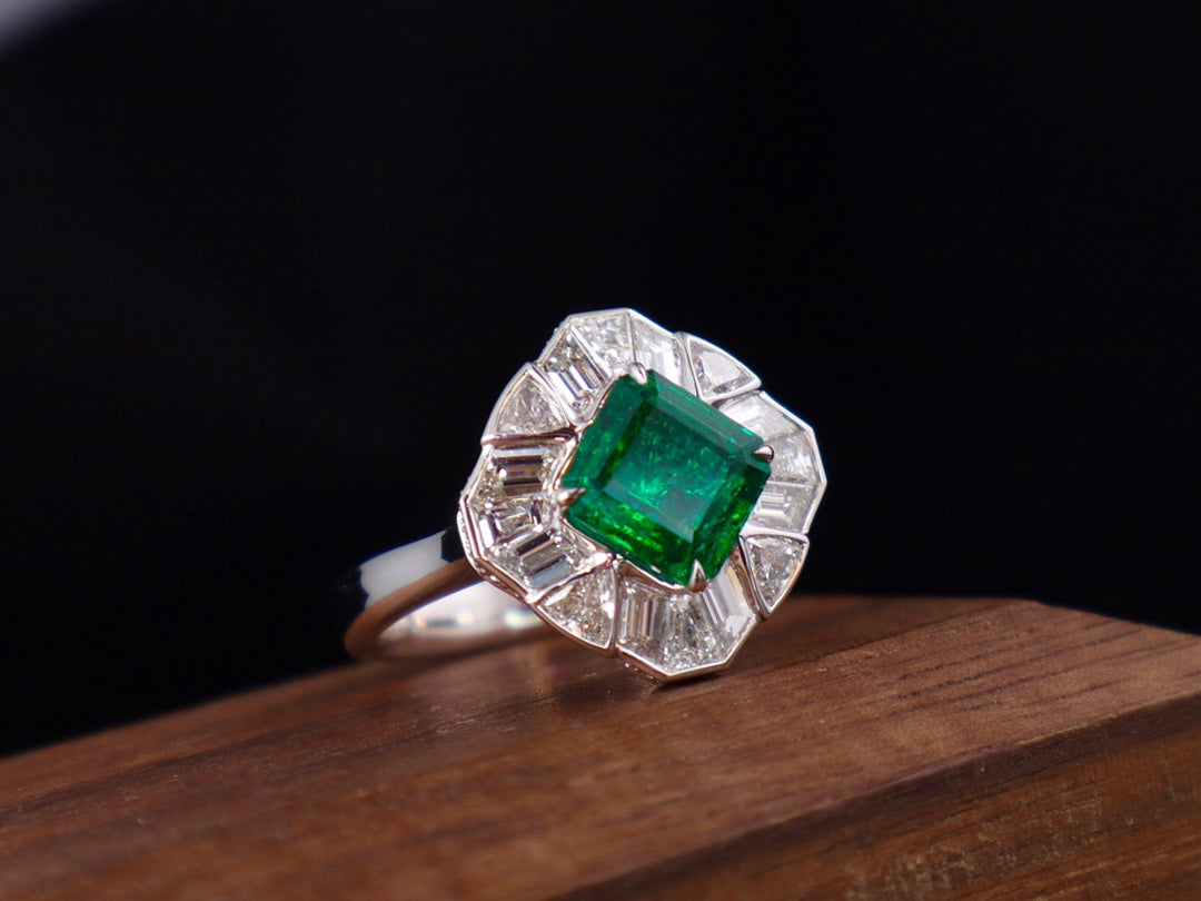 Anello con smeraldo dal design architettonico - Gioielleria di fascia alta